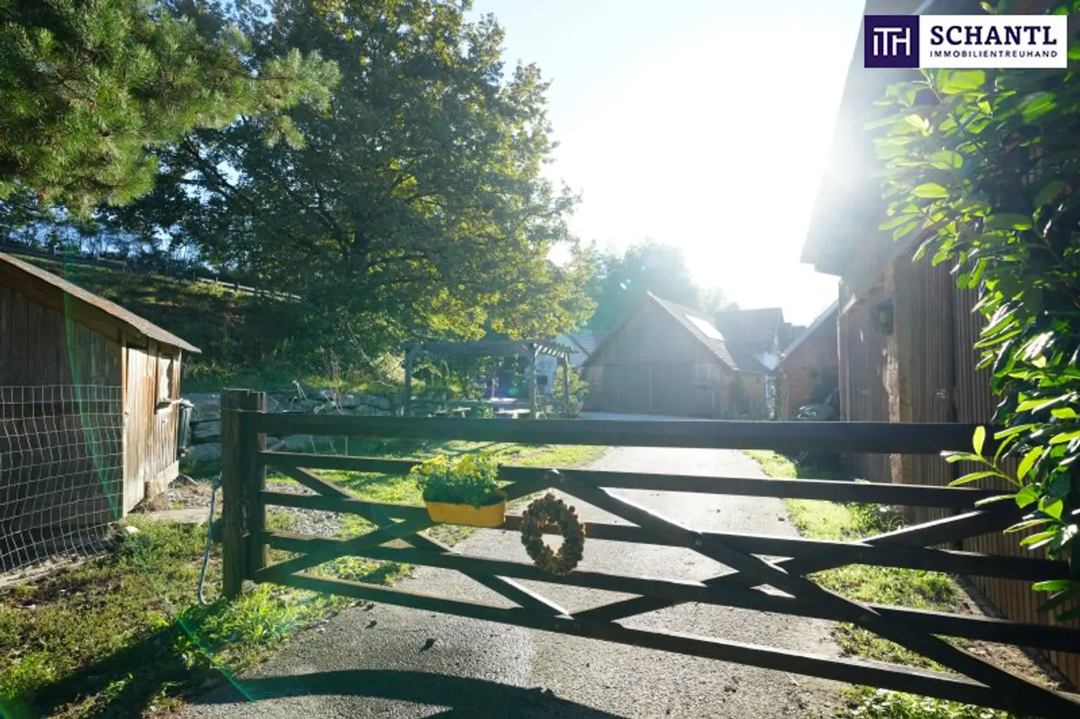 SENSATIONELLES JUWEL! Exklusiver Vierkanthof im Thermenland Steiermark – Wohnen, Reiten & Leben mit Pool und Natur!