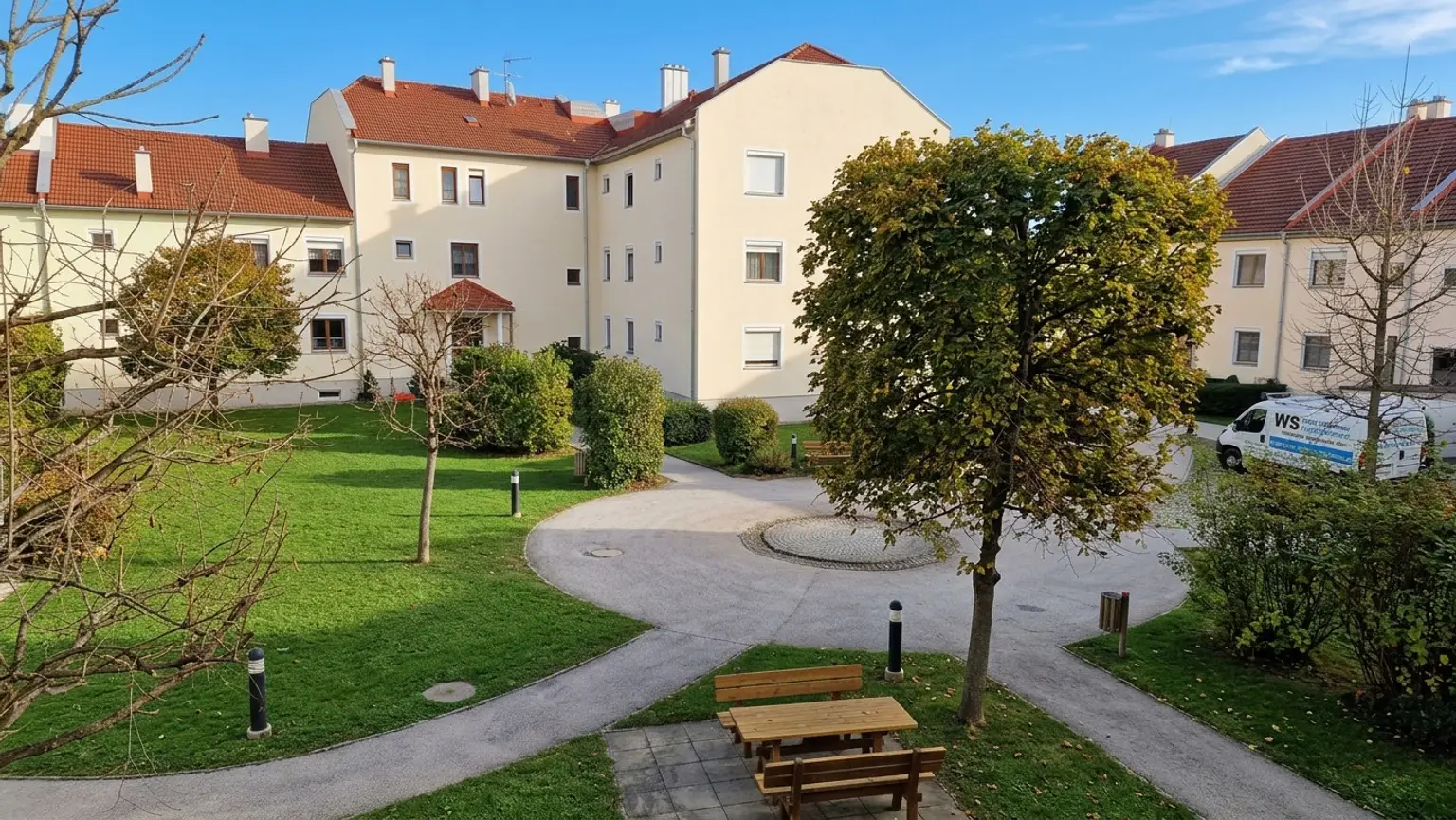 Haus(Wiese und Fassade mit KI bearbeitet)
