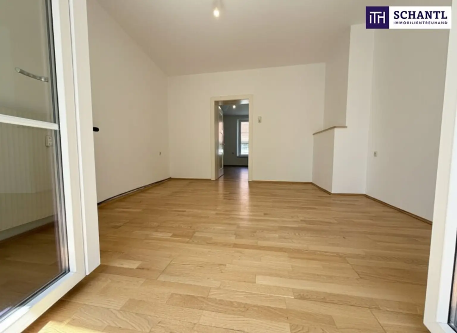 Blick von Balkon auf die Wohnung