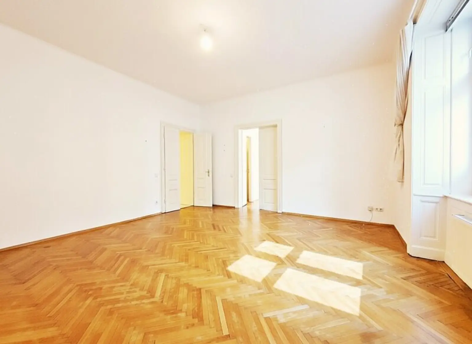 großzügiges Wohnzimmer 31 m²