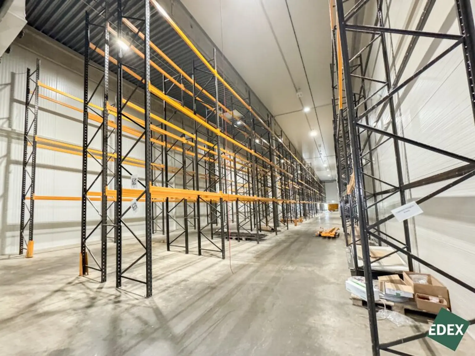 Modernes Regallager (9,5m RH) an der S33