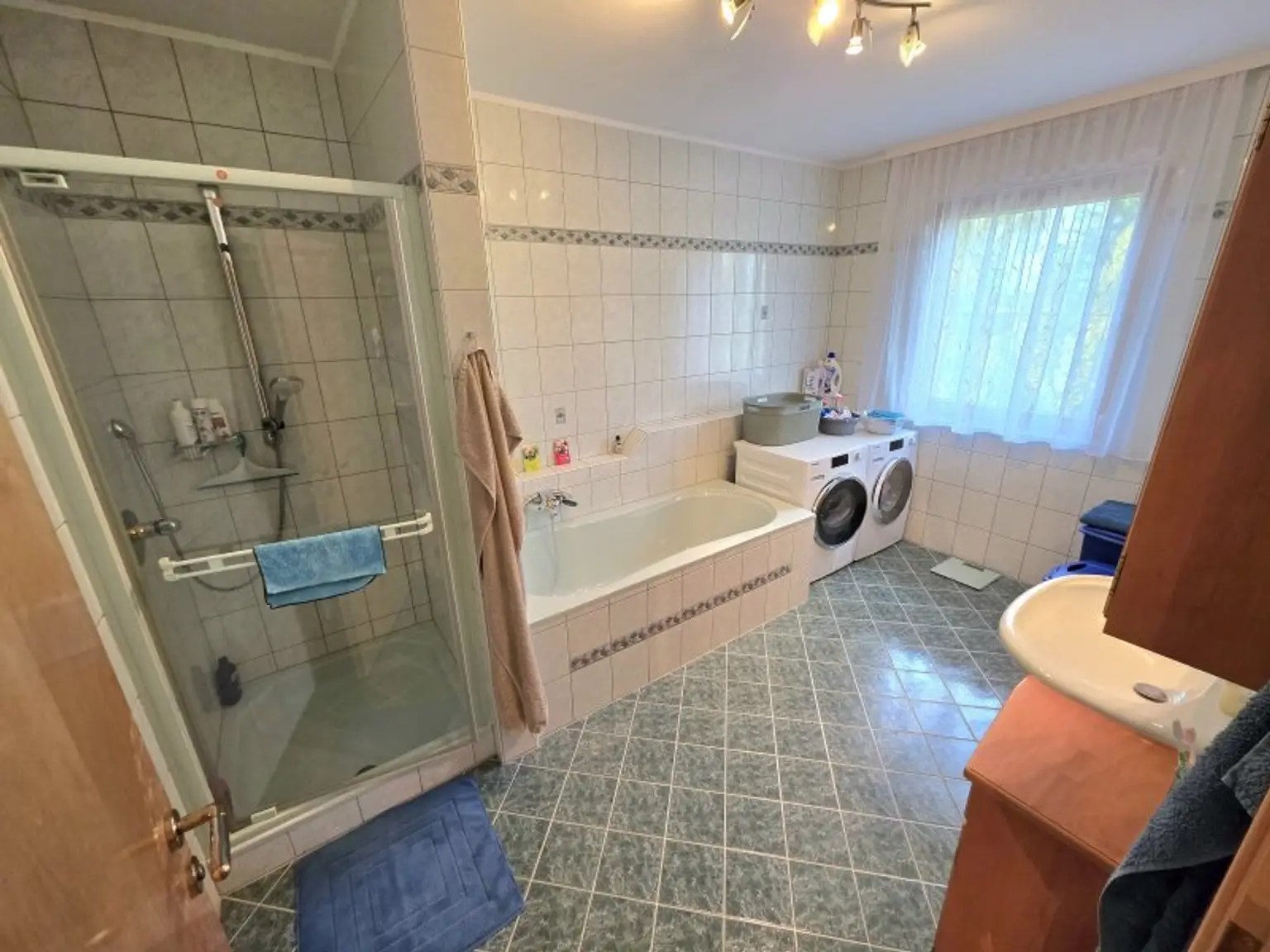 Ruhiges Familienhaus mit Ausbau-Möglichkeit!