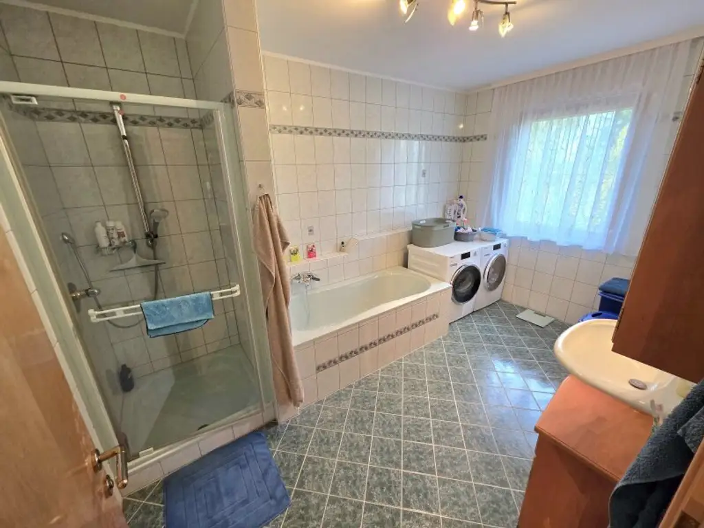 Ruhiges Familienhaus mit Ausbau-Möglichkeit!