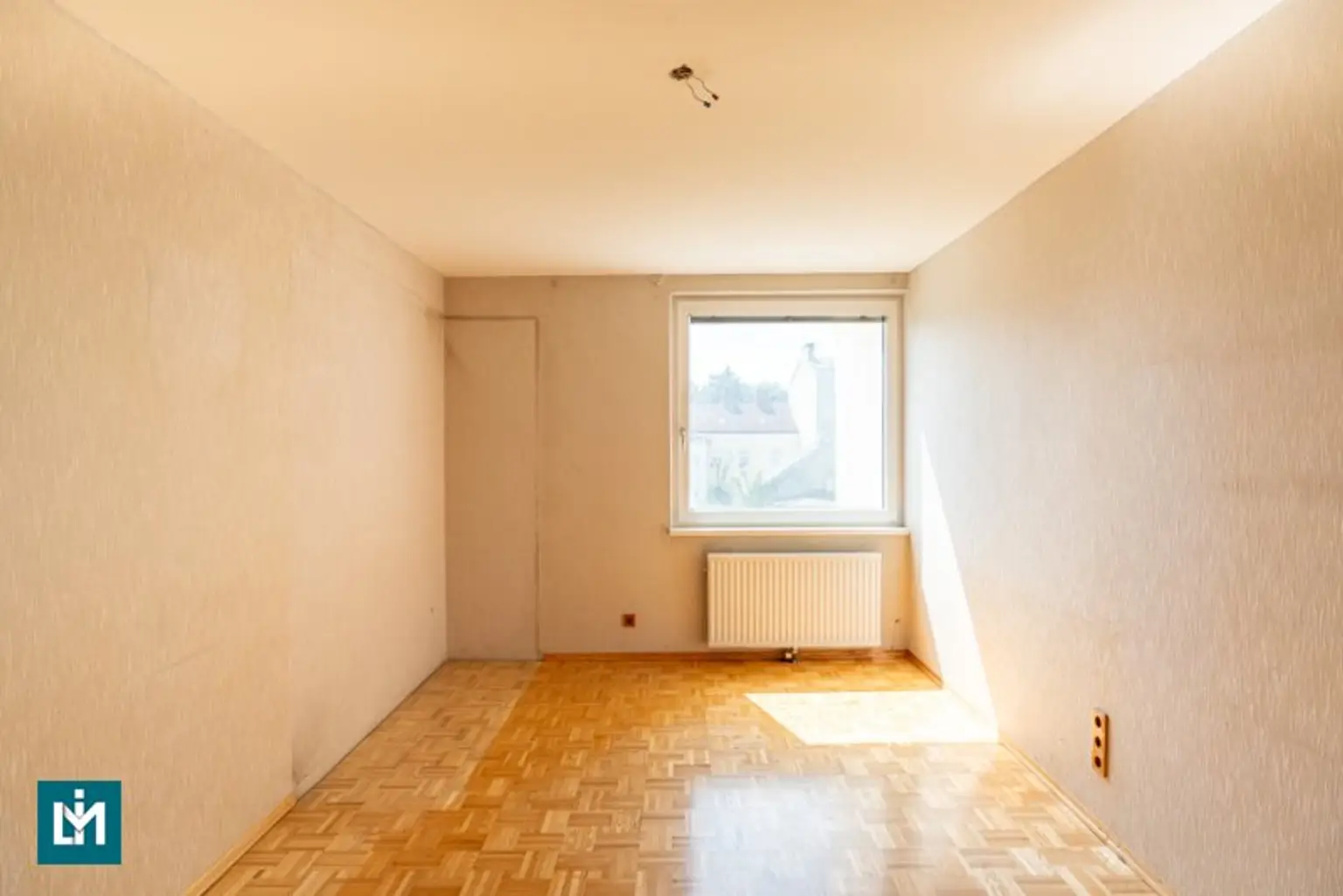 RENOVIERUNGSBEDÜRFTIGE 3 - ZIMMER WOHNUNG / NÄHE EINKAUFSZENTRUM RIVERSIDE