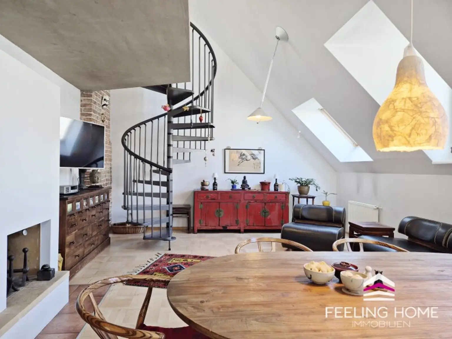SPEKTAKULÄR! DG-Maisonette mit 5,20m Deckenhöhe & traumhafter Galerie – Wohnen wie im Loft mit großer Terrasse!