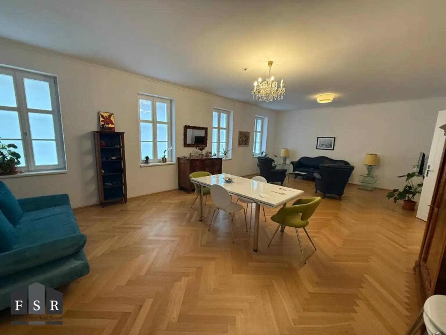 Alles da - Moderne und elegante Altbauwohnung mit Balkon in bester Lage + 1x Garagenplatz und Einbauküche im Preis inkludiert