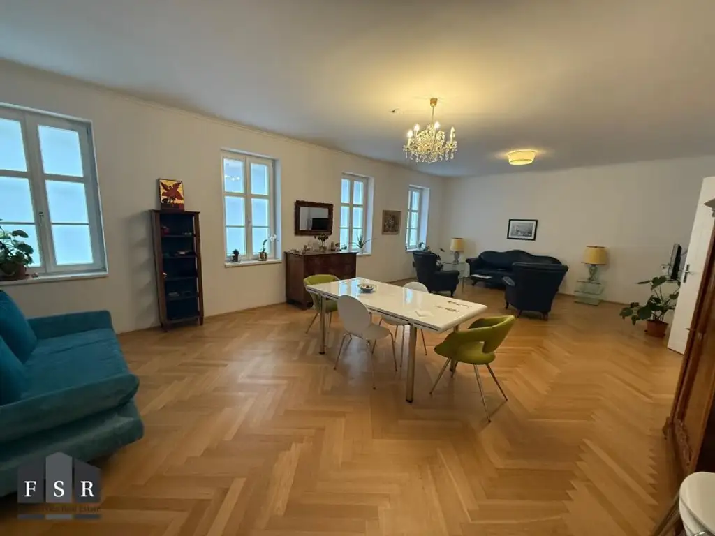 Alles da - Moderne und elegante Altbauwohnung mit Balkon in bester Lage + 1x Garagenplatz und Einbauküche im Preis inkludiert