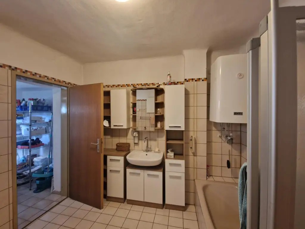 LIEBEVOLLES LANDHAUS FÜR ZWEI PERSONEN IN GRÜNLAGE MIT GESCHLOSSENEM, ABSOLUT UNEINSEHBAREM INNENHOF UND HERRLICHEM GARTEN SAMT GRILLPLATZ UND NEBENGEBÄUDEN