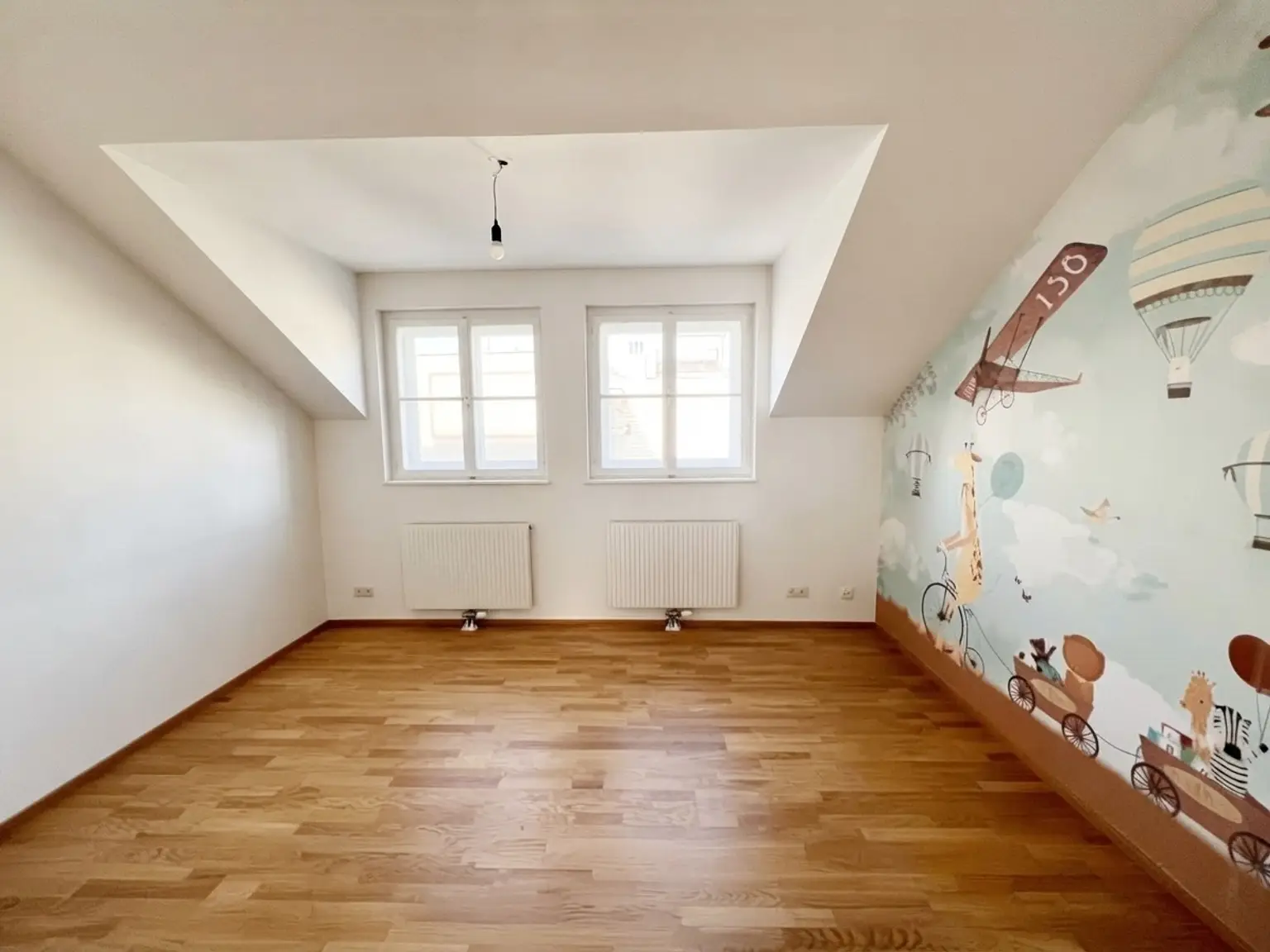 UNBEFRISTET: Klimatisierte Dachgeschosswohnung mit Loggien in Botschaftsviertel