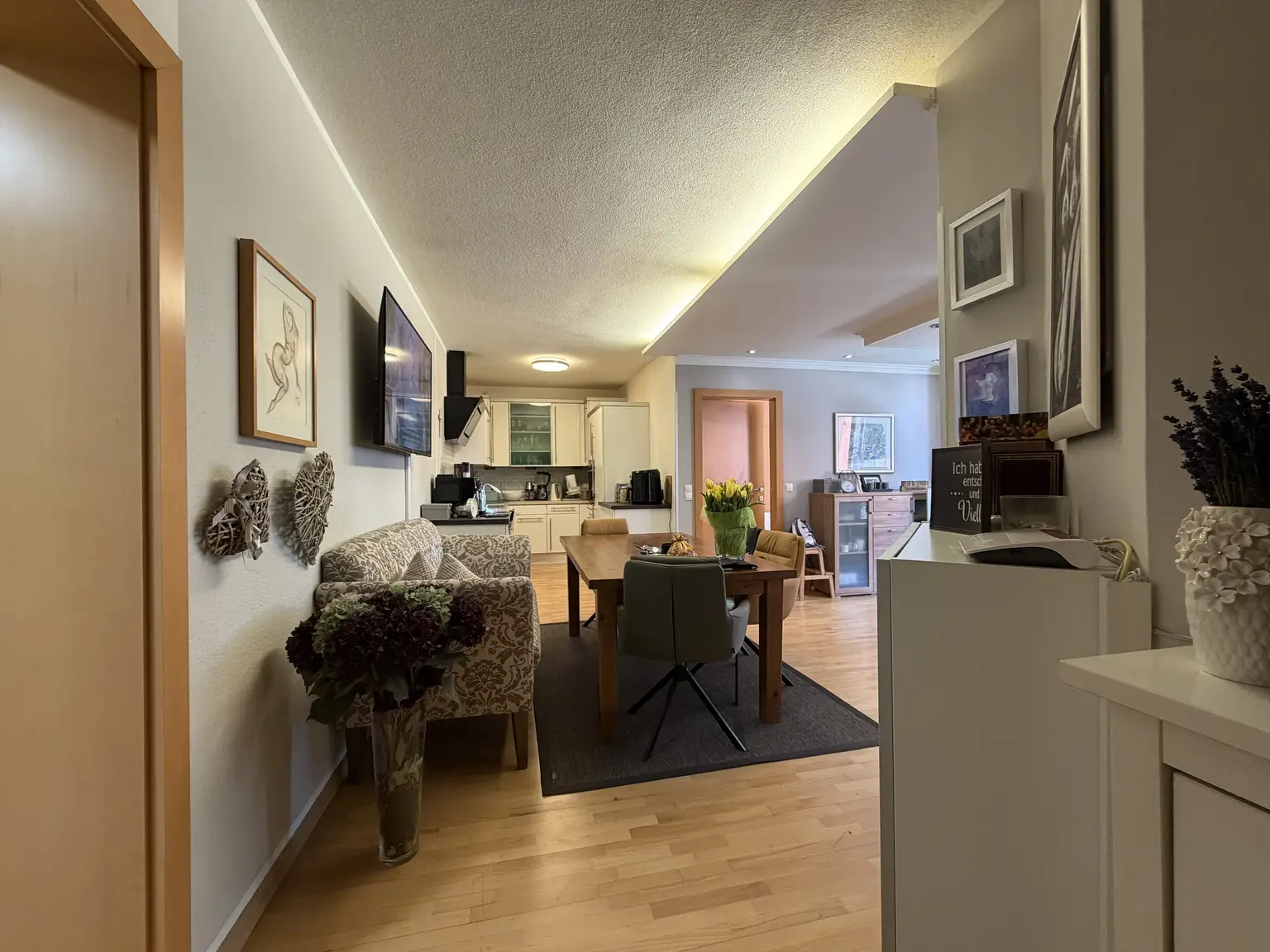 Bild Eingangsbereich in Richtung Küche.jpg