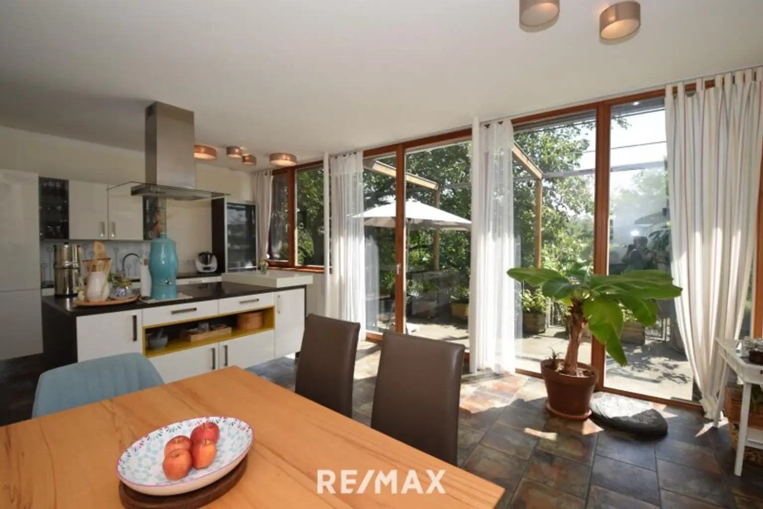 Esszimmer und Küche mit Terrassenzugang