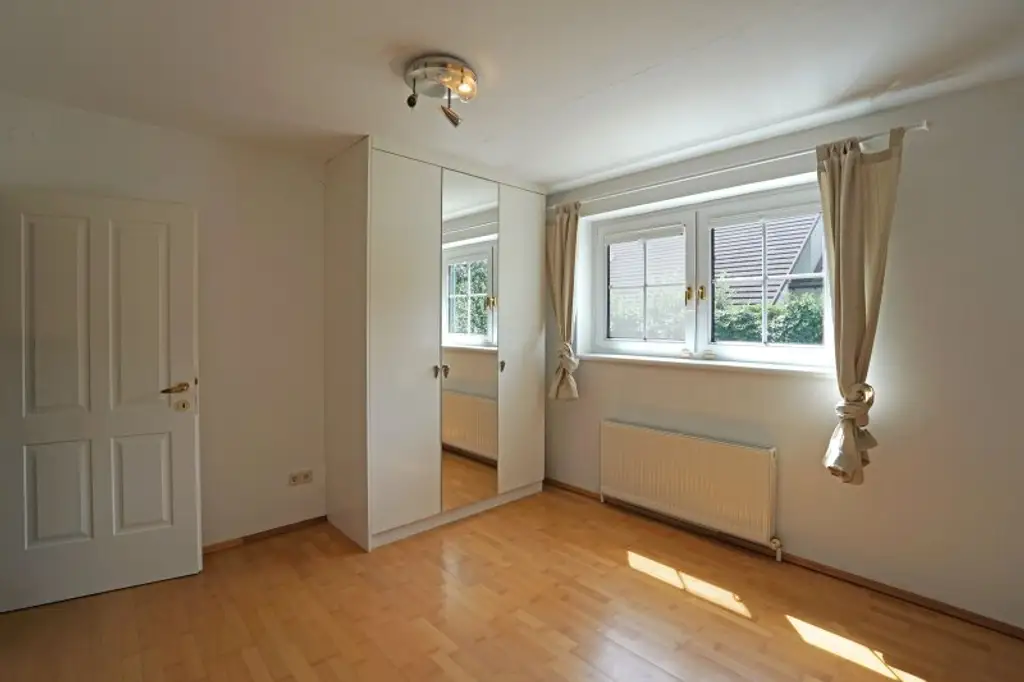 Repräsentative Villa mit Pool und Wellnessbereich in sonniger Waldrandruhelage