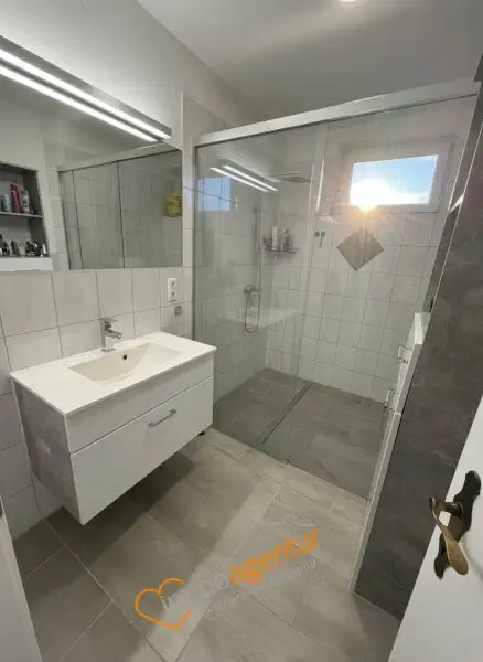 Gepflegtes Zweifamilienhaus mit stabilen Einnahmen & Potenzial, in Engelhartszell