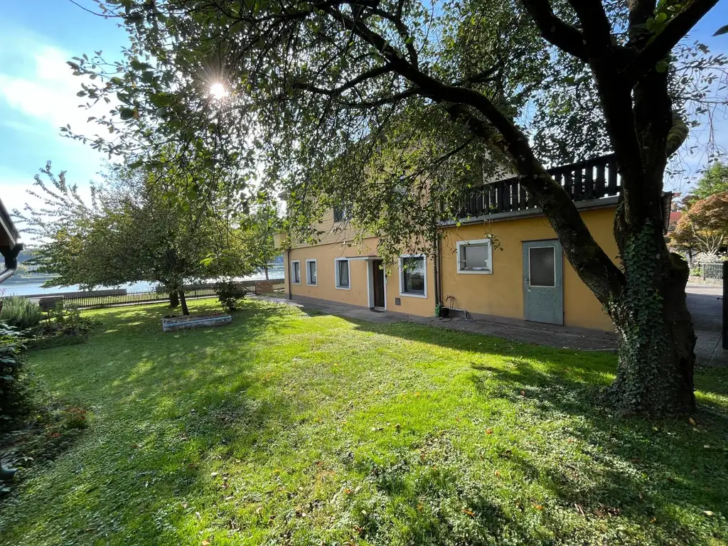 COMING SOON! Idyllisches Haus mit 2 Wohneinheiten in einzigartiger Lage direkt an der Donau möchte aus dem Dornröschenschlaf geweckt werden