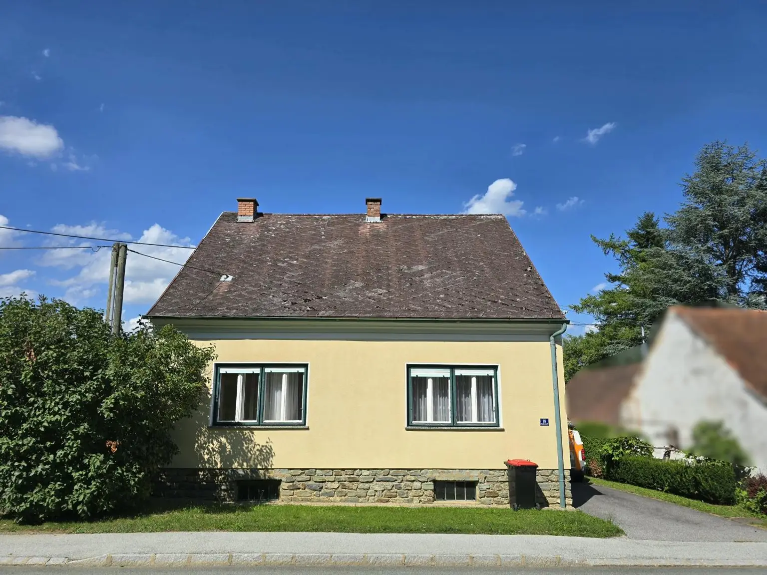 Bauernhaus mit Nebengebäude, Garage und Stall