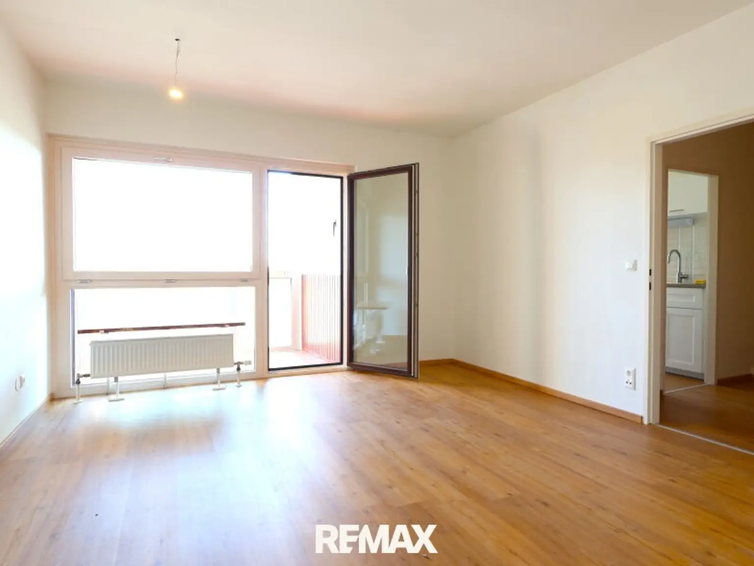 Wohnzimmer mit Zugang zur Loggia