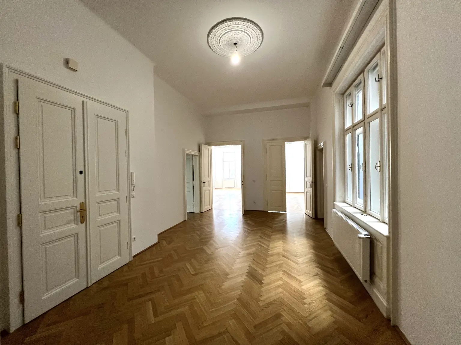 Stilvolle 6-Zimmer Wohnung im repräsentativen Haus