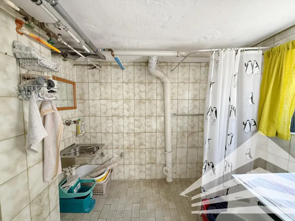 Großzügiges Mehrfamilienhaus in schöner Aussichtslage in Abwinden! 2 Garagen Plus Carport!