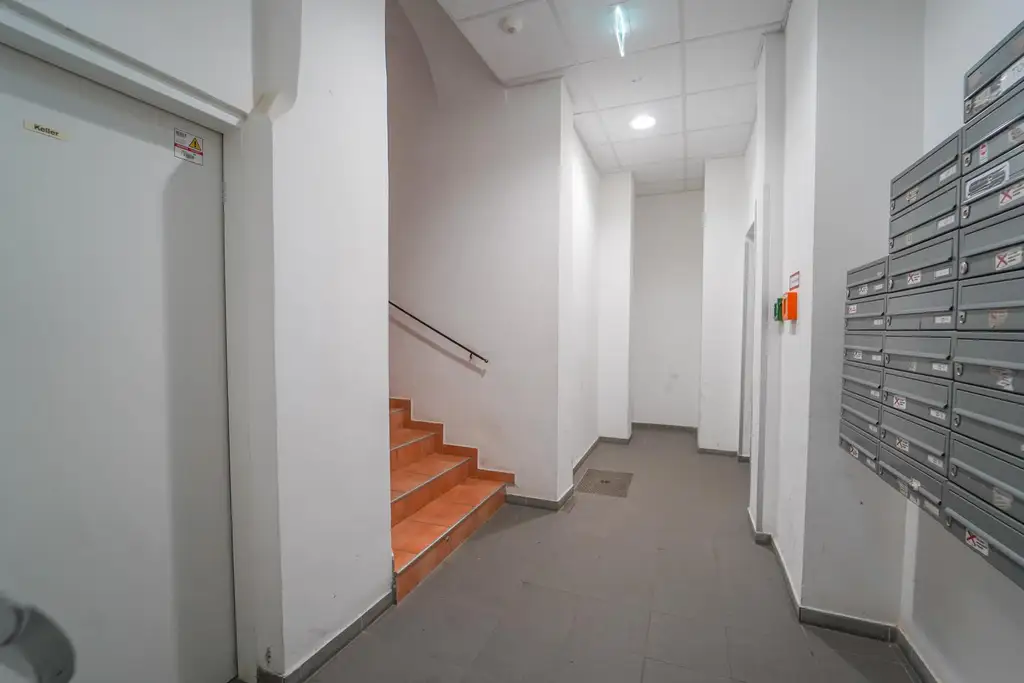 Helles 2 Zimmer - Büro - DG | wenige Schritte entfernt - Straßebahnlinie 46 | Nähe Brunnenmarkt & U6 Thaliastraße