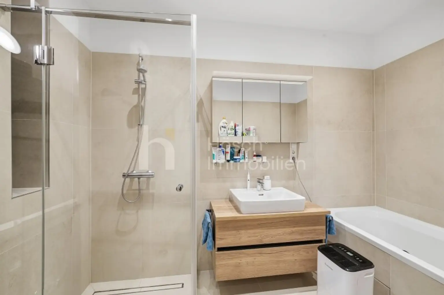 Badezimmer mit Wanne und Dusche