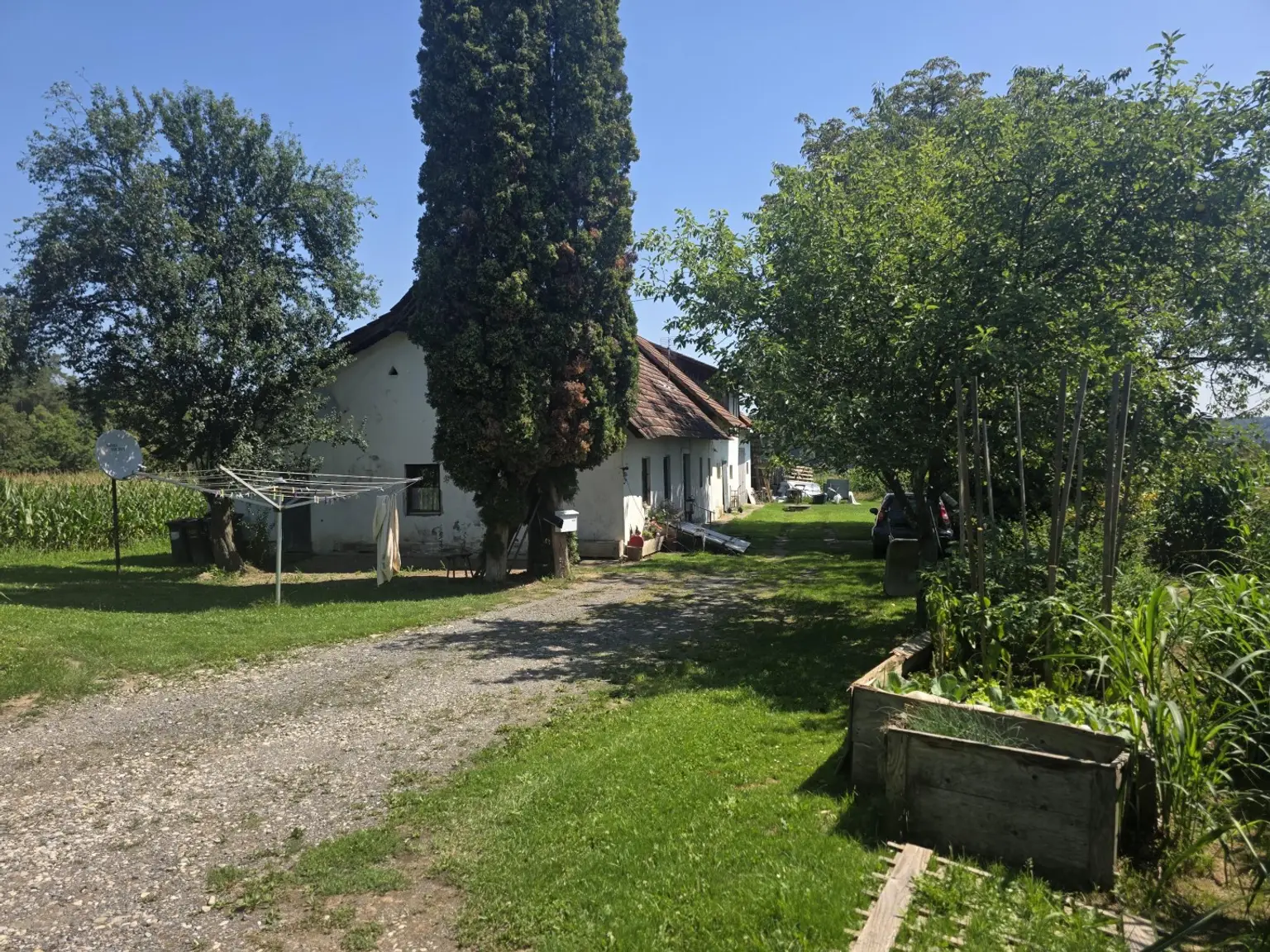 Bauernhaus (stark sanierungsbedürftig) mit viel Grund und kleinem Teich