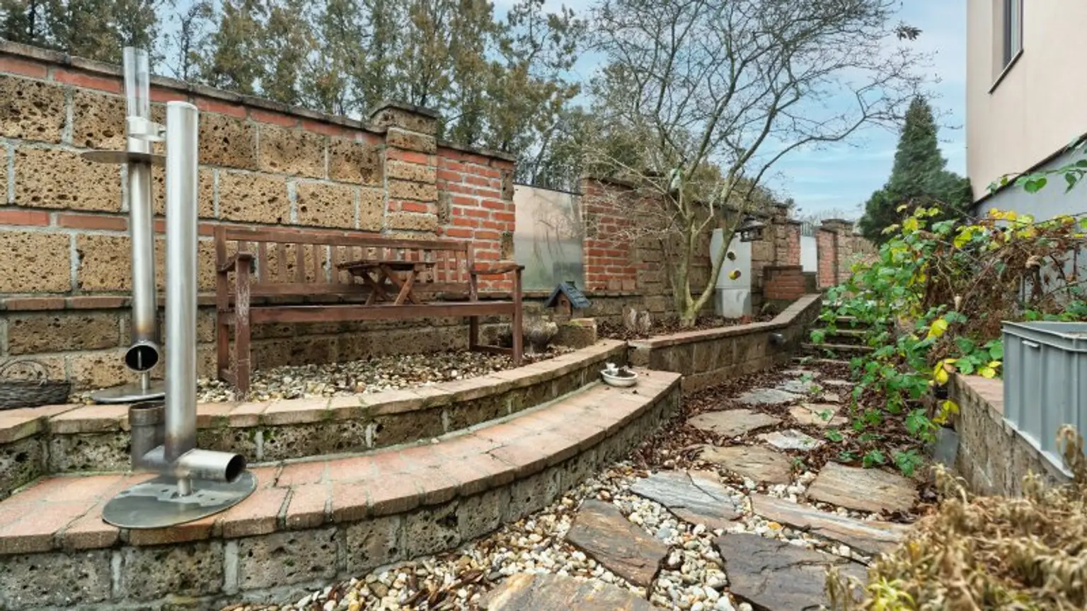 Garten / seitlicher Weg