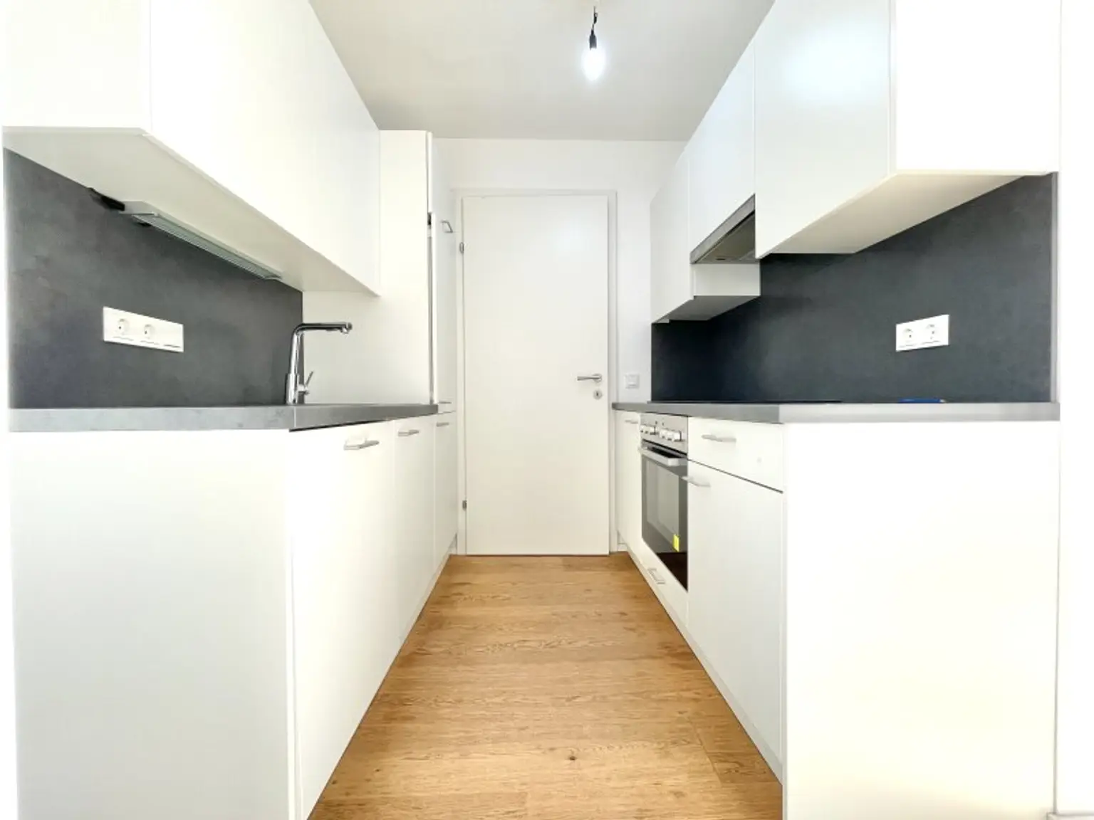 *TERRASSENTRAUM - Goldener Hirsch – Stilvolle 3-Zimmer-Wohnung mit Terrasse & Balkon in der Ziedlergasse, 23. Bezirk*