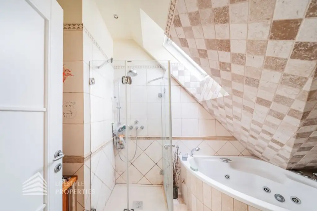 Luxuriöser 14- Zimmer Wohntraum mit Dachterrasse und Pool, Nähe Wilhelminenschloss