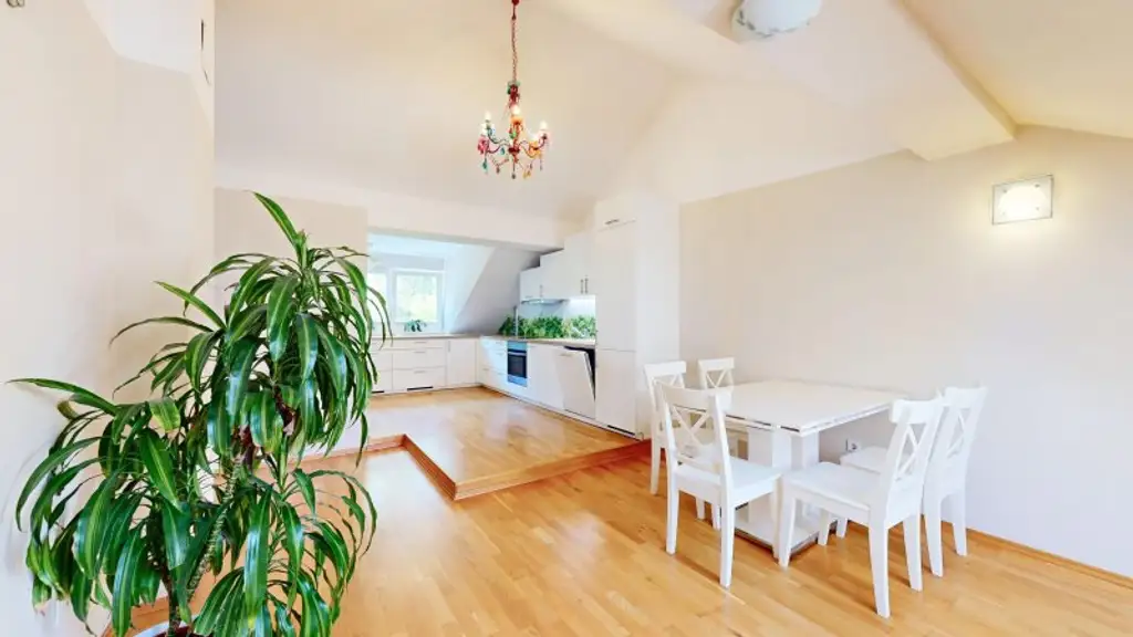 Gemütliche Dachgeschoss-Wohnung | Veranda | Grünlage | gute Verkehrsanbindung
