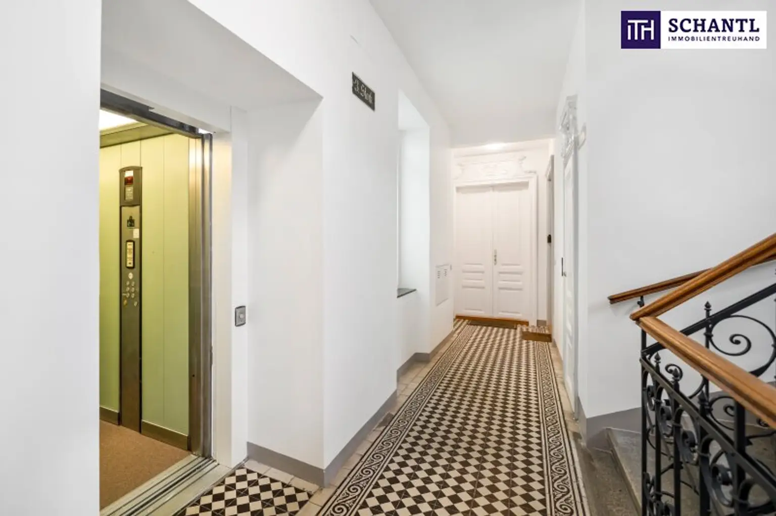 Stiegenhaus, Lift. Eingangsbereich Wohnung