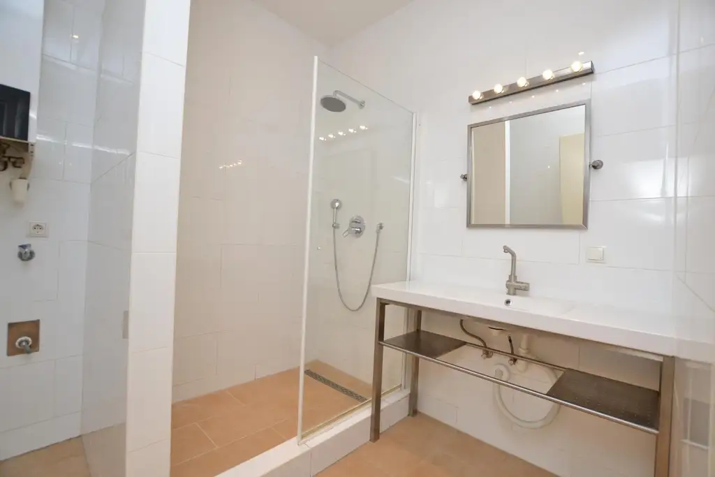 Gemütliche 2-Zimmer-Altbauwohnung mit Balkon und top Infrastruktur!