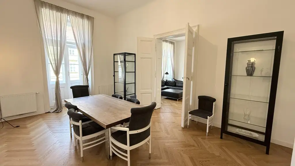 Prachtvolle Beletage mit Balkon in Bestlage am Rochusmarkt! Komplett möbliert.