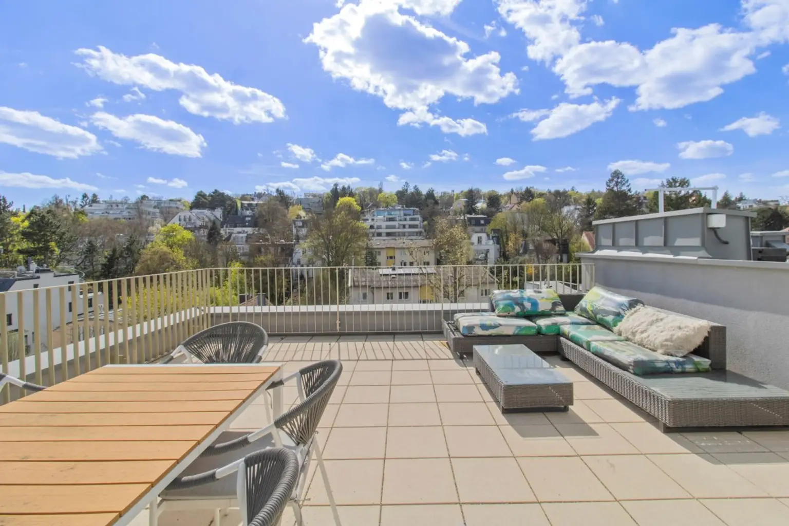 P | ++ WEITBLICK. RUHE. STIL. ++ 3-ZIMMER-MAISONETTE in BESTLAGE | Prima Service Immobilien
