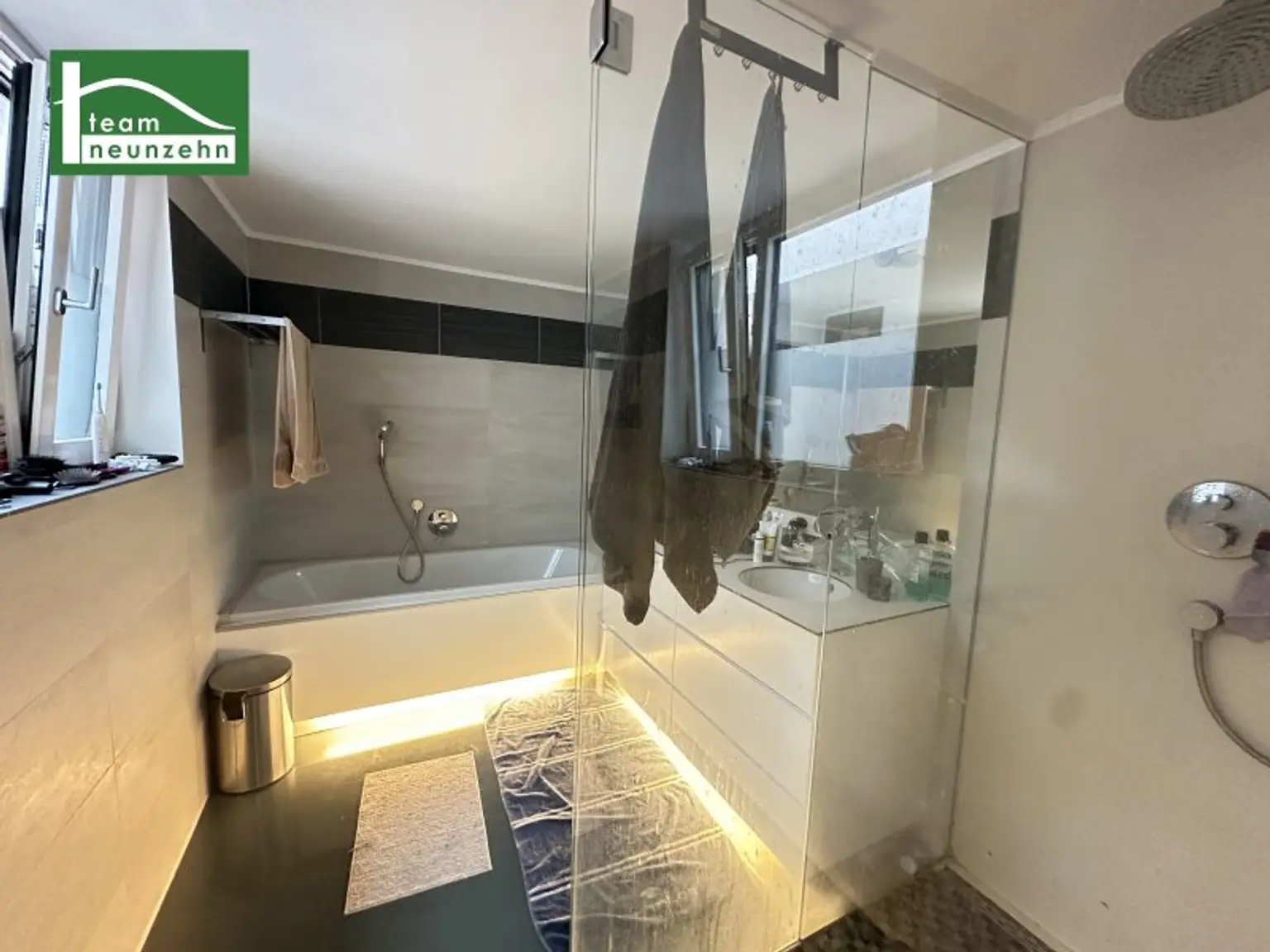 Stilvolle Dachgeschoss-Maisonette mit 3,5 Zimmern, riesiger Terrasse und WG-Eignung nahe U6 Nußdorfer Straße!