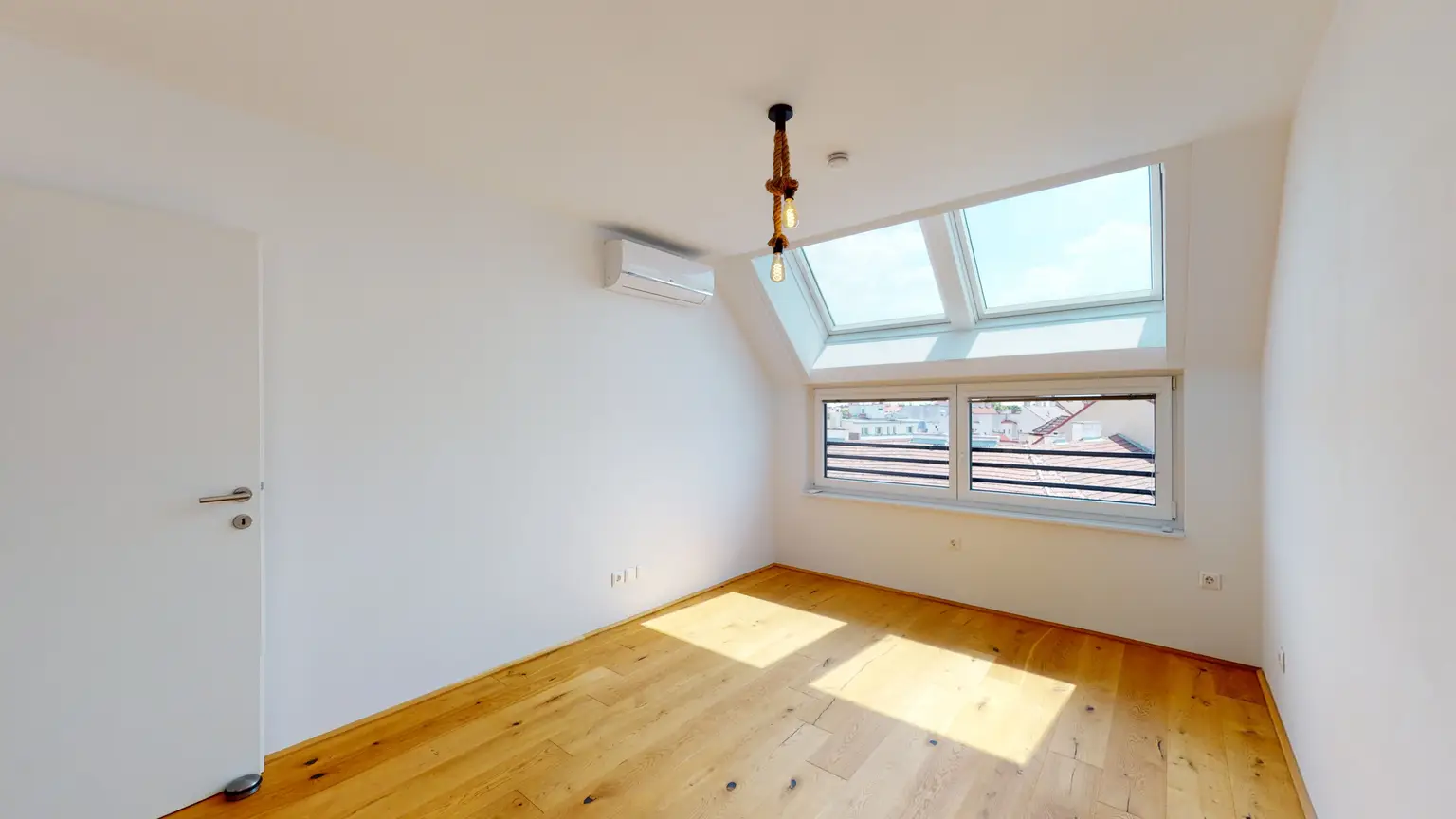 Moderne Dachgeschosswohnung, klimatisiert und gut geschnitten
