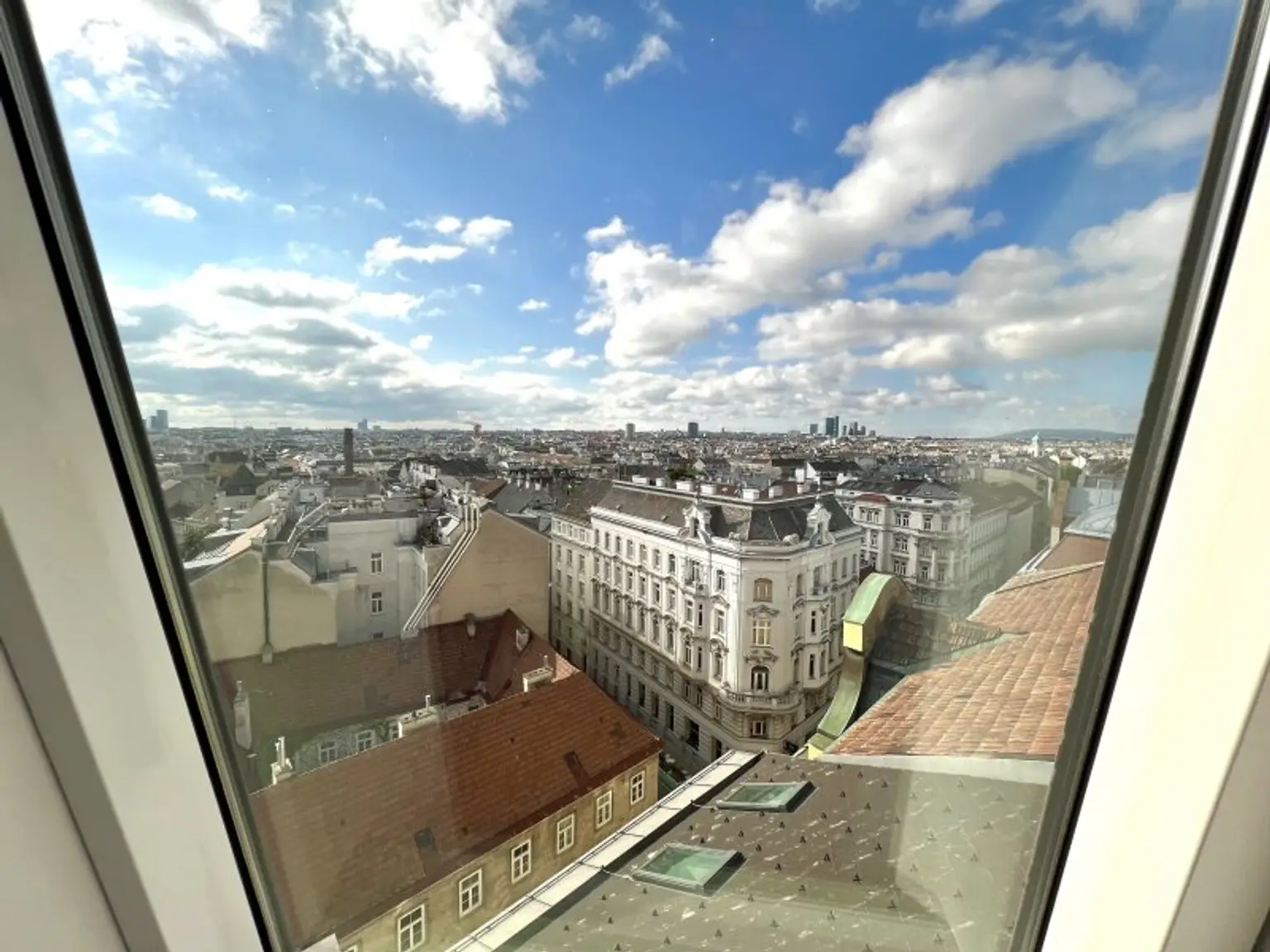 Hier bleiben keine Wünsche offen - Exklusive Maisonette mit 44m² Terrasse nahe Naschmarkt zu mieten!