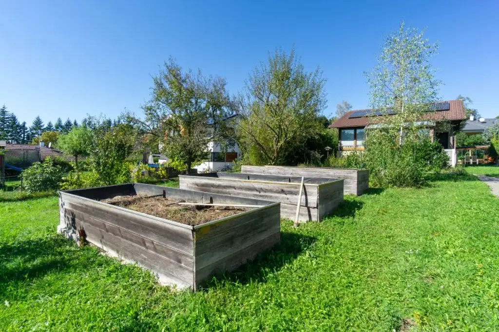 Sonnig wohnen, naturverbunden leben: Traumgarten, Schwimmteich, PV-Anlage
