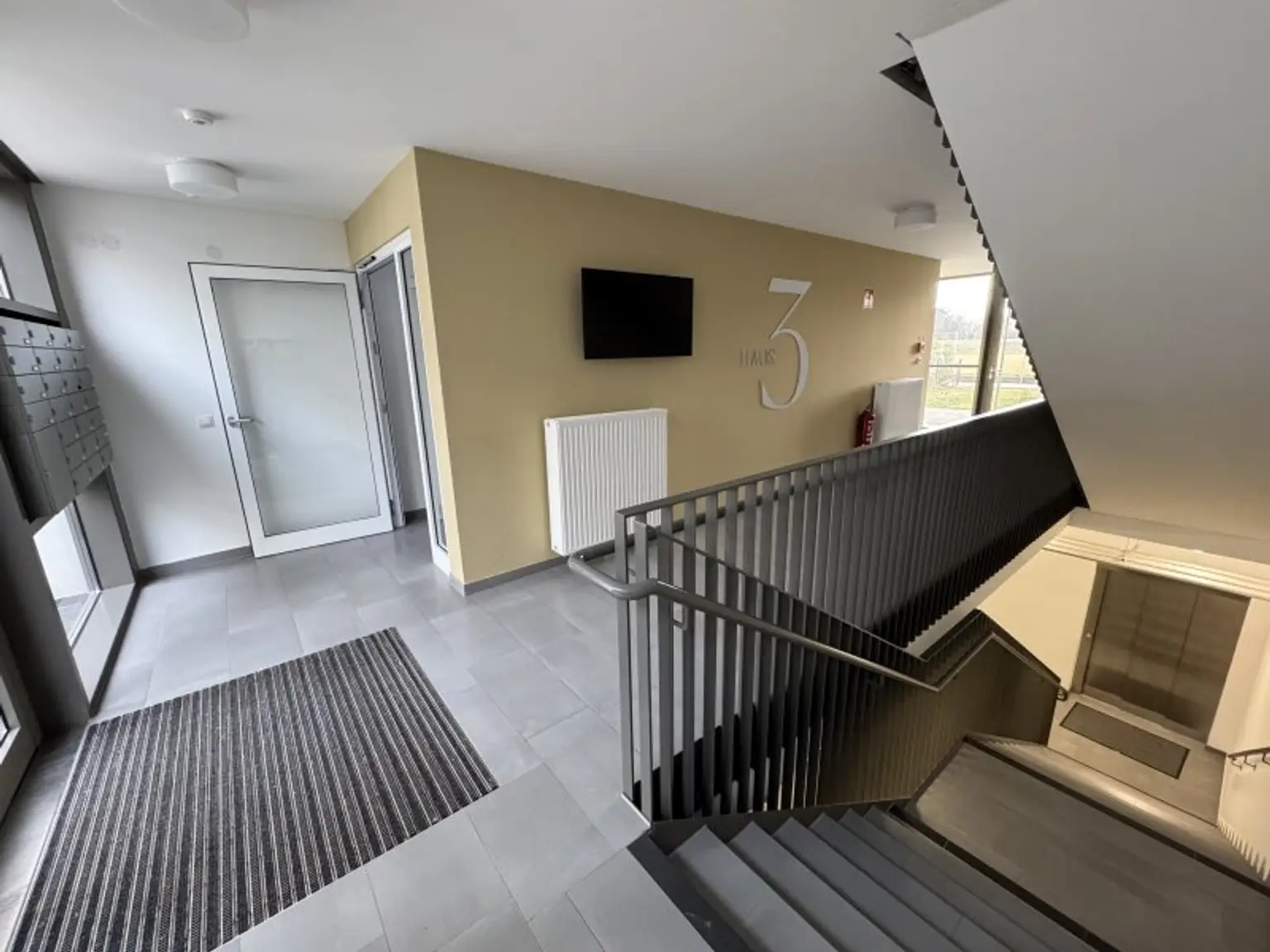 Balkonwohnung in Grünruhelage- Schwimmbad und Sauna im Haus. PROVISIONSFREI