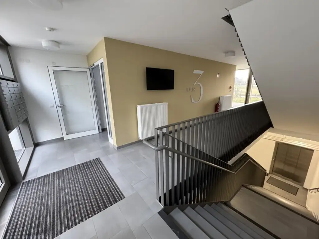 Balkonwohnung in Grünruhelage- Schwimmbad und Sauna im Haus. PROVISIONSFREI