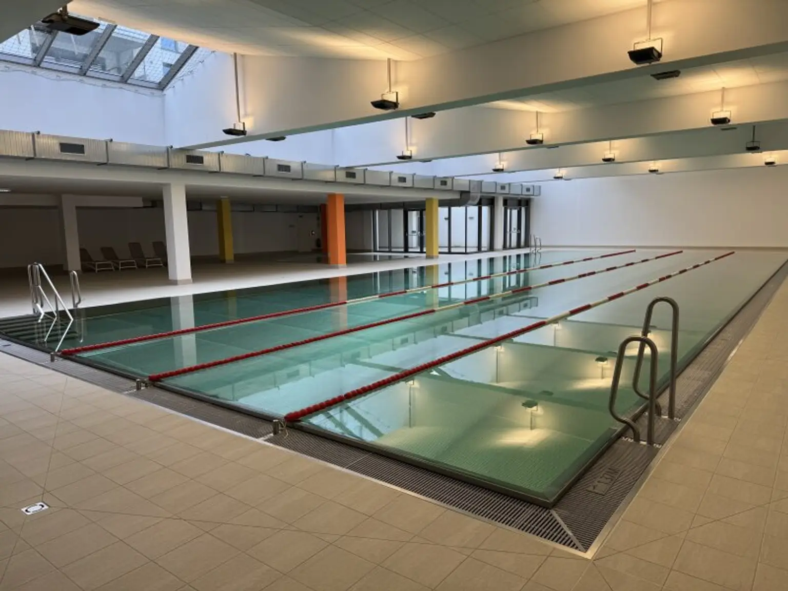 Balkonwohnung in Grünruhelage- Schwimmbad und Sauna im Haus. PROVISIONSFREI