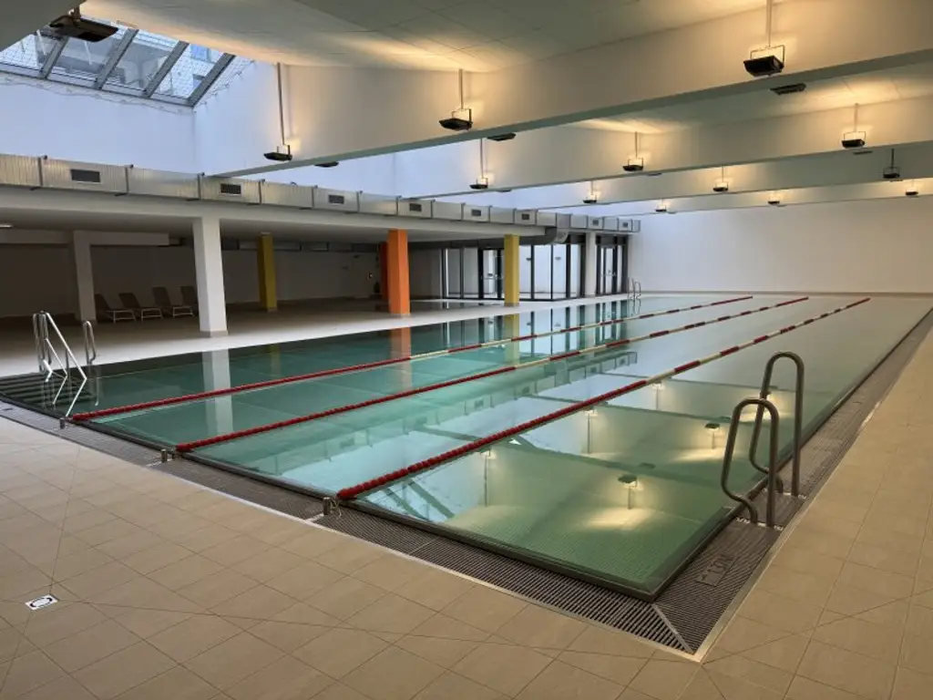 Balkonwohnung in Grünruhelage- Schwimmbad und Sauna im Haus. PROVISIONSFREI
