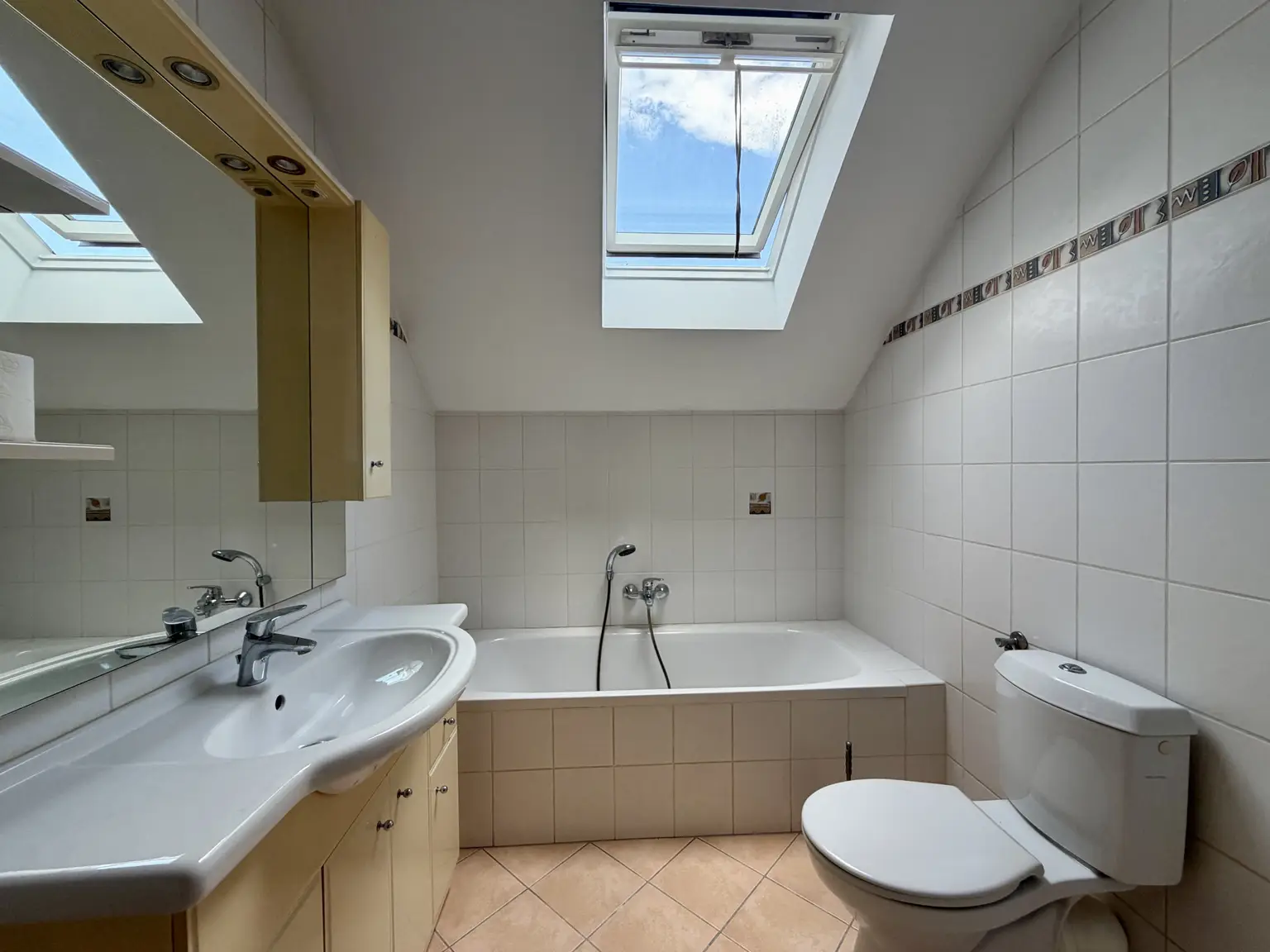 Badezimmer mit Dusche, Wanne, WC