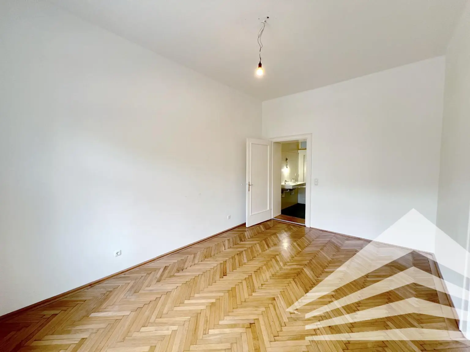 Wunderschöne 3 Zimmer-Altbauwohnung mit Küche und großem Balkon im Linzer Zentrum!