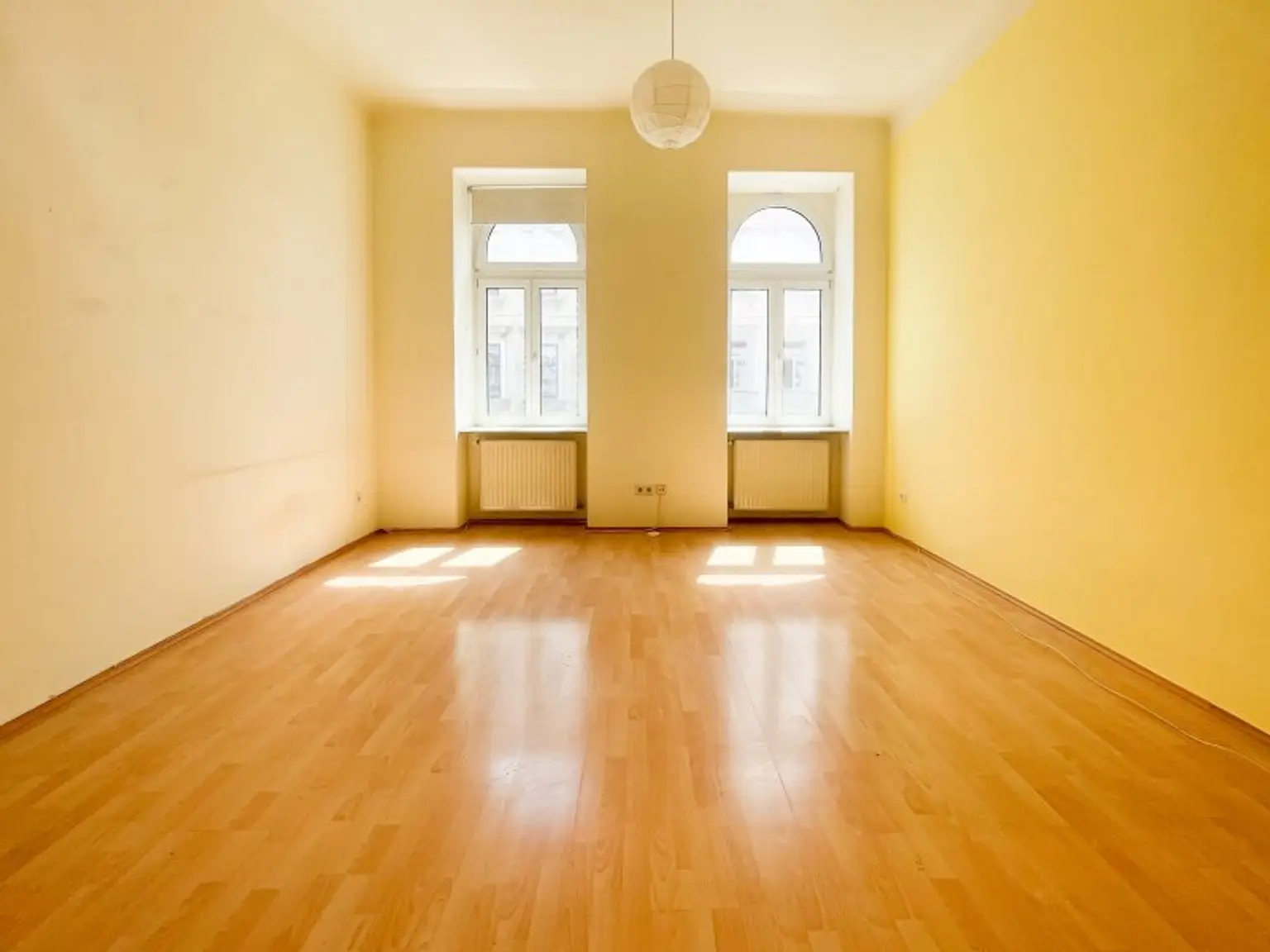 NÄHE AUGARTEN: 1-Zimmer-Altbauwohnung mit großem Gestaltungspotenzial beim Wallensteinplatz