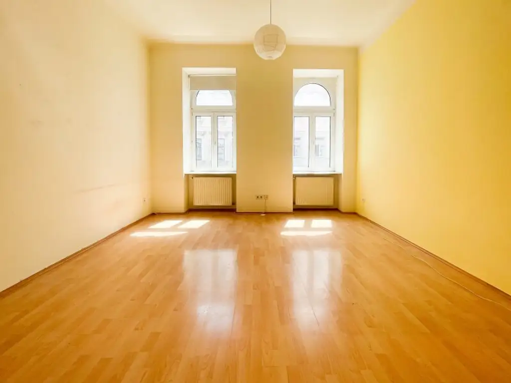 NÄHE AUGARTEN: 1-Zimmer-Altbauwohnung mit großem Gestaltungspotenzial beim Wallensteinplatz