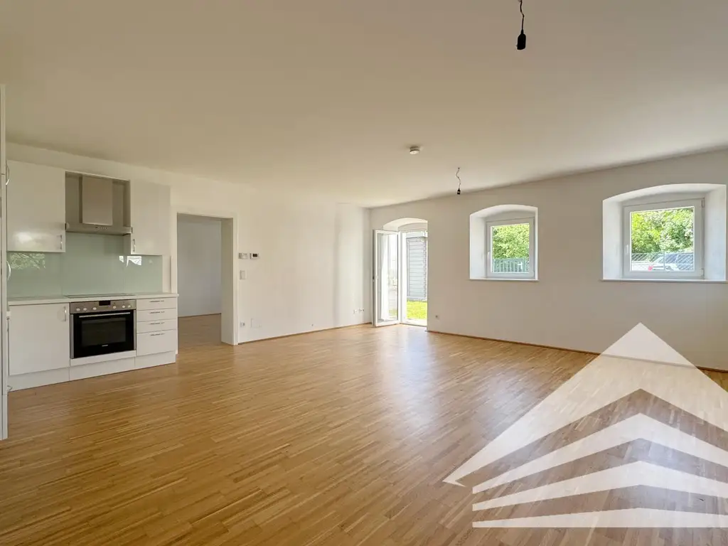 Hochwertig renovierte 2 Zimmerwohnung mit Küche & Privatgarten in Thening zu mieten