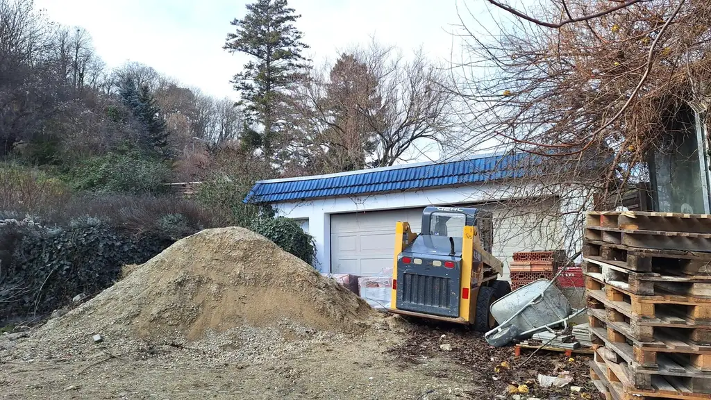 Edelrohbau-Villa, Herrschaftlicher Wohnsitz am Fuße des Kahlenberges an der Donau. Teilrestauriert entkernt und komplette Ausbauplanung.