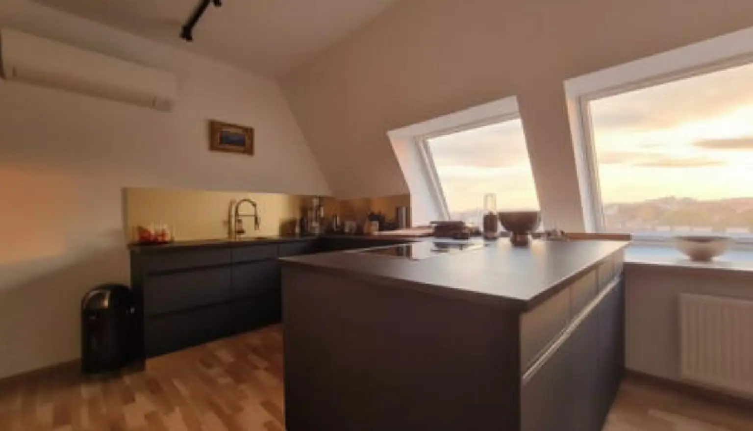 Exklusive Dachgeschosswohnung mit gemeinschaftlichem Pool und Weitblick in absoluter Ruhelage – gegenüber der Sternwarte