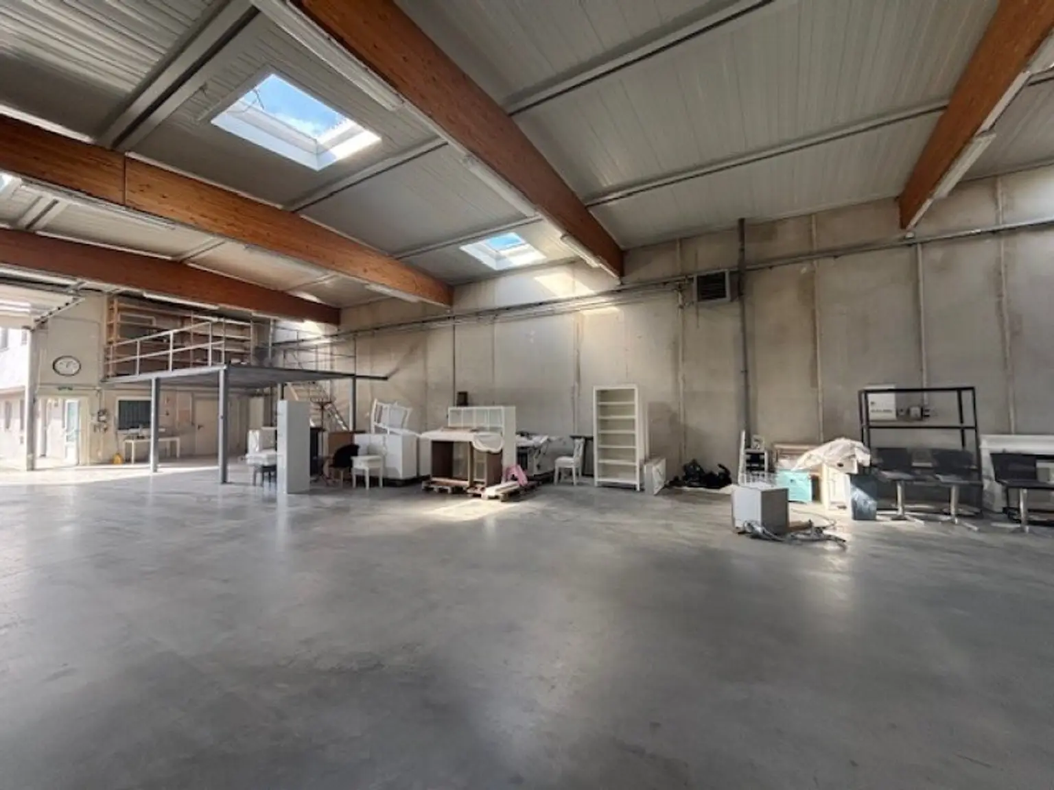 Neusiedl am See - modernes, großzügiges Bürogebäude mit Halle und Parkplatz