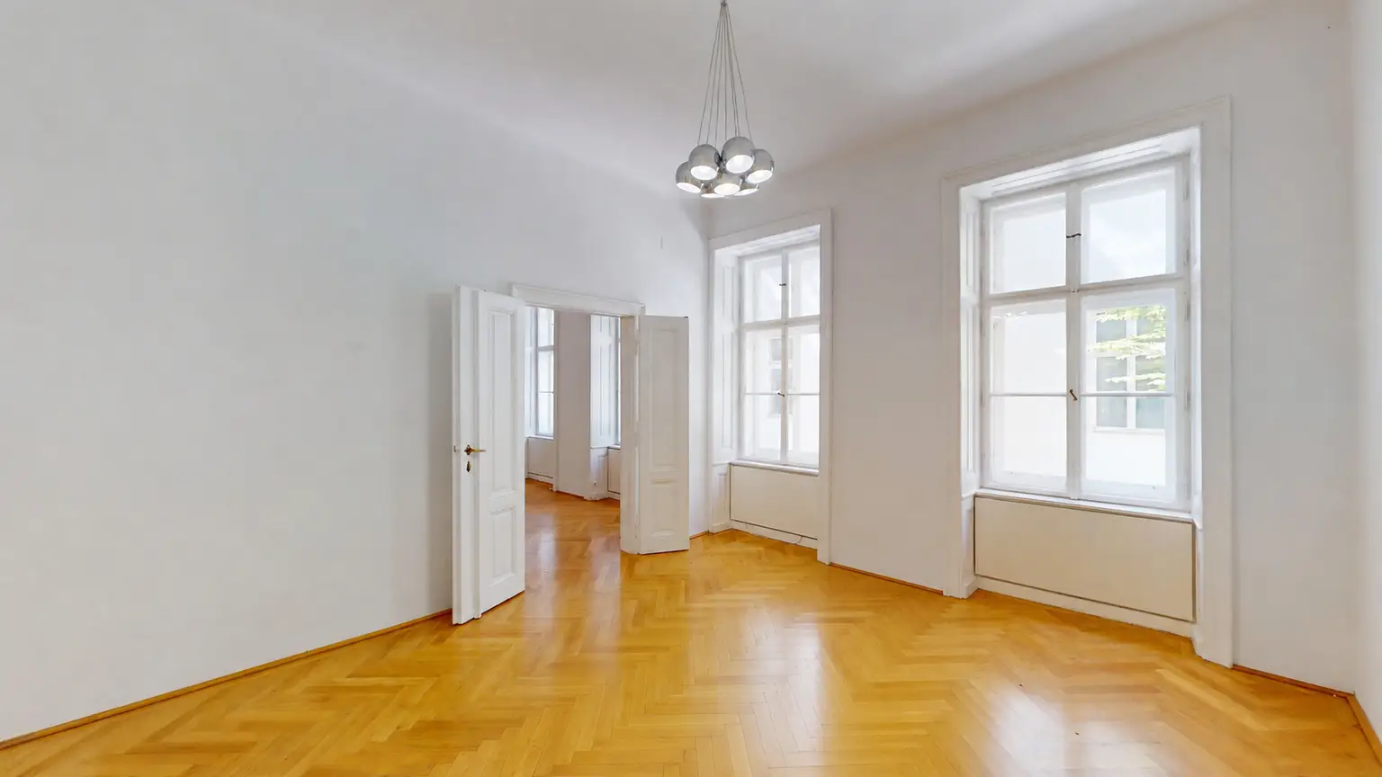 Altbau am Karlsplatz – geeignet als Wohnung oder Praxis